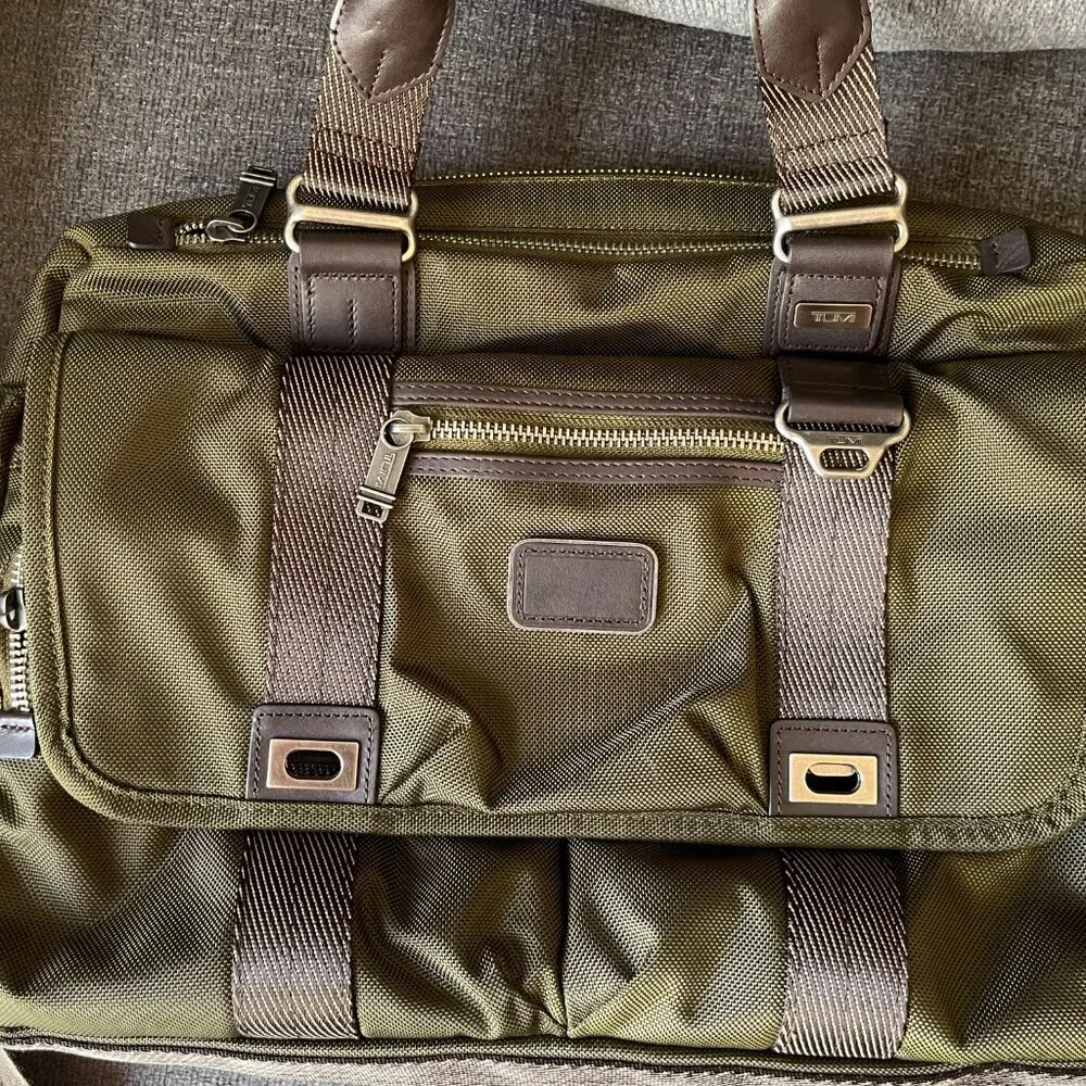 Tumi Alpha Bravo Pinckey Flap Brief    New without Tag